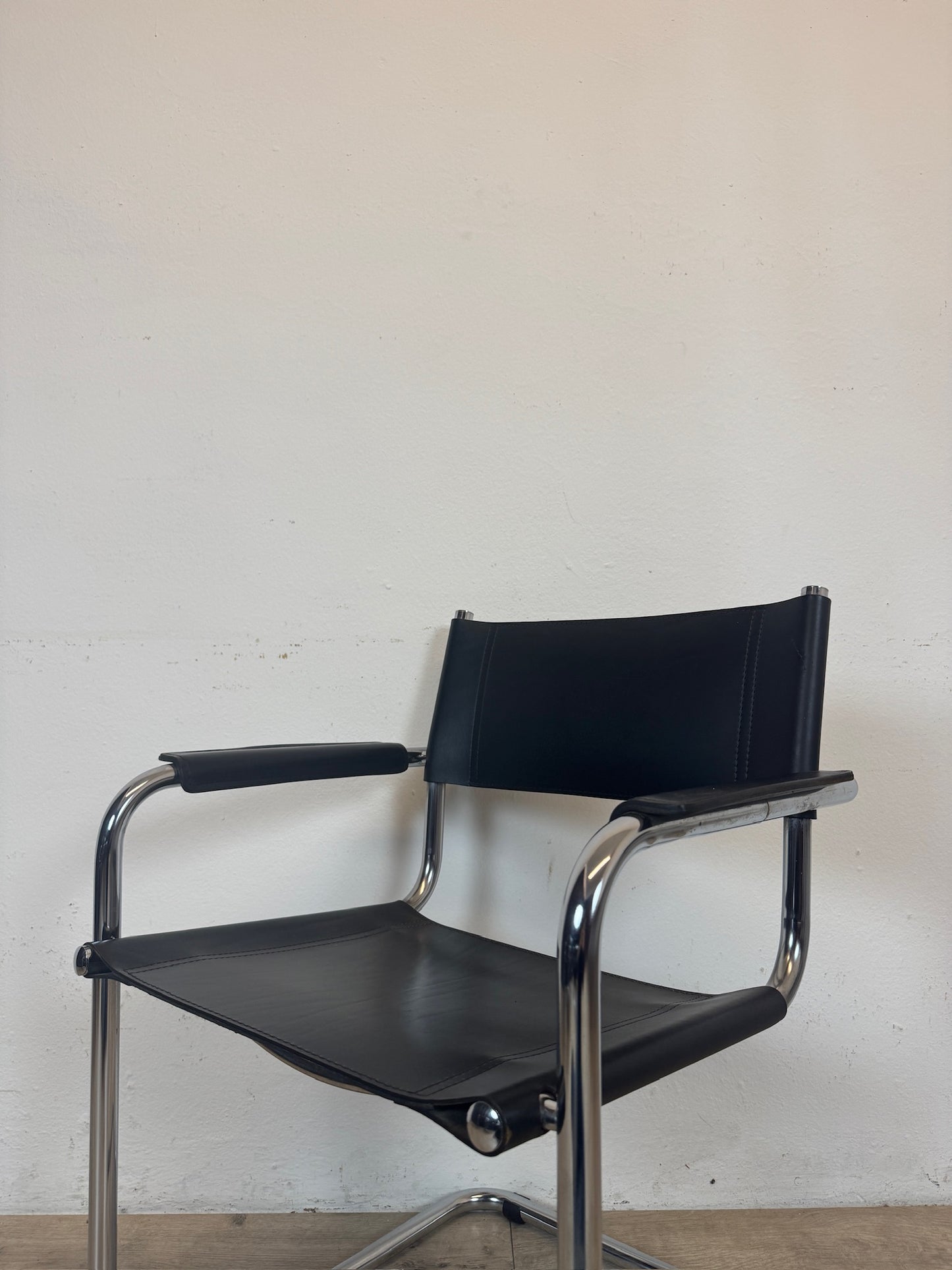 Sedie anni 70, Acciaio e pelle