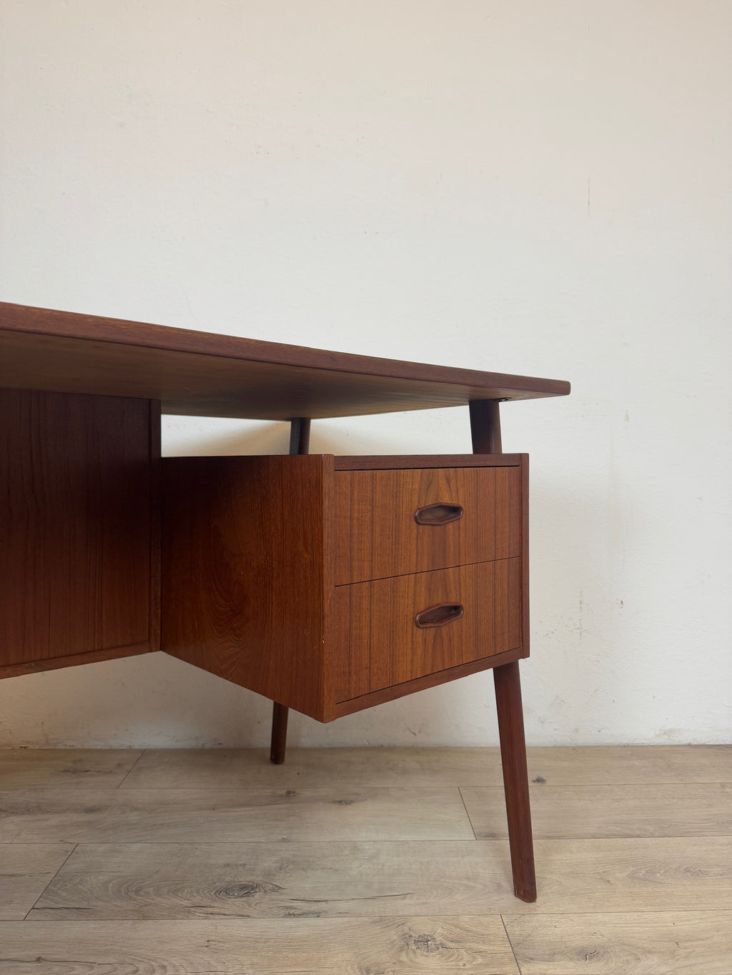 Scrivania danese in teak anni 60