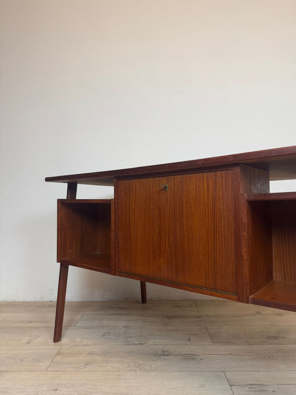 Scrivania danese in teak anni 60