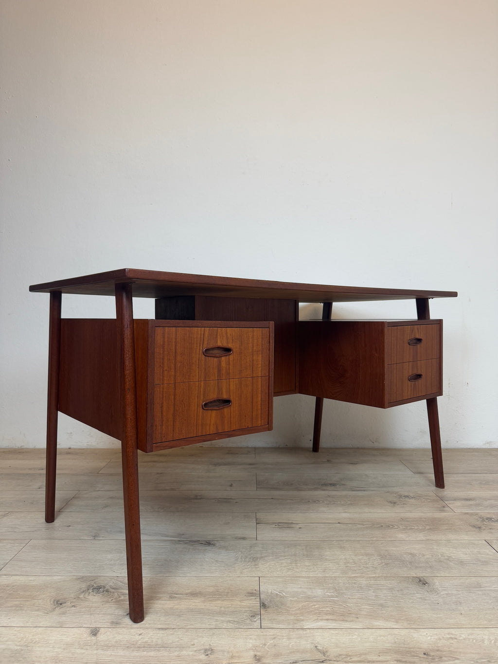 Scrivania danese in teak anni 60