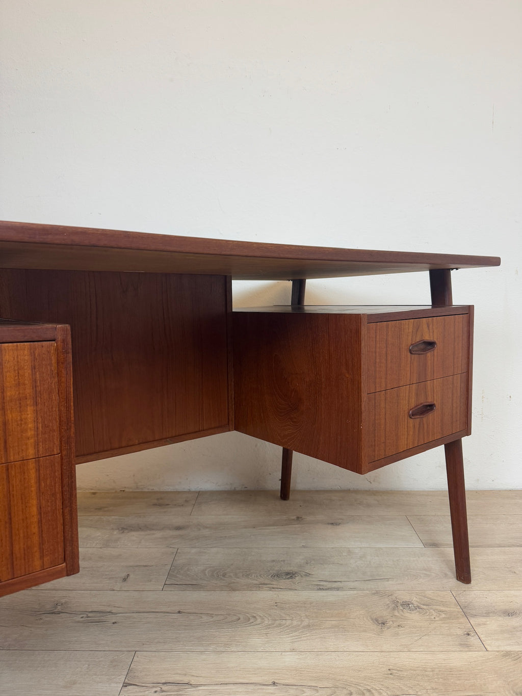 Scrivania danese in teak anni 60