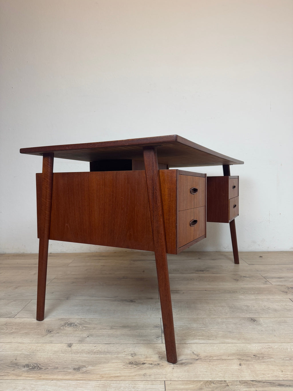 Scrivania danese in teak anni 60