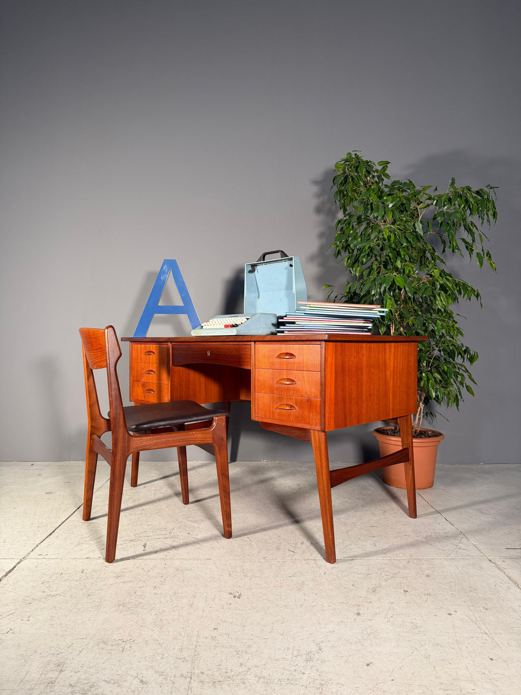 Scrivania in teak anni 60