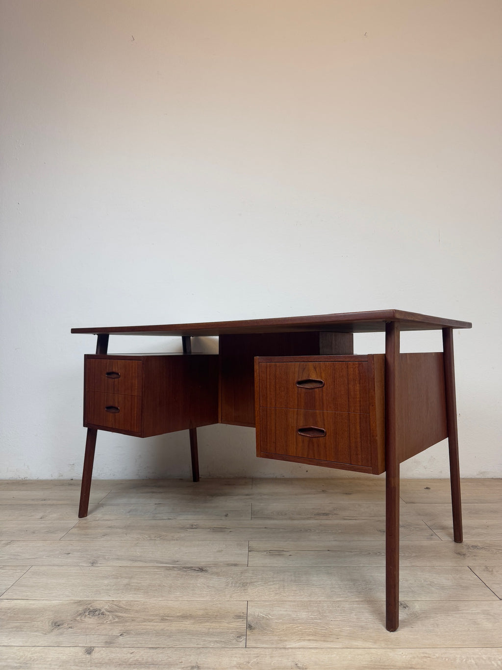 Scrivania danese in teak anni 60