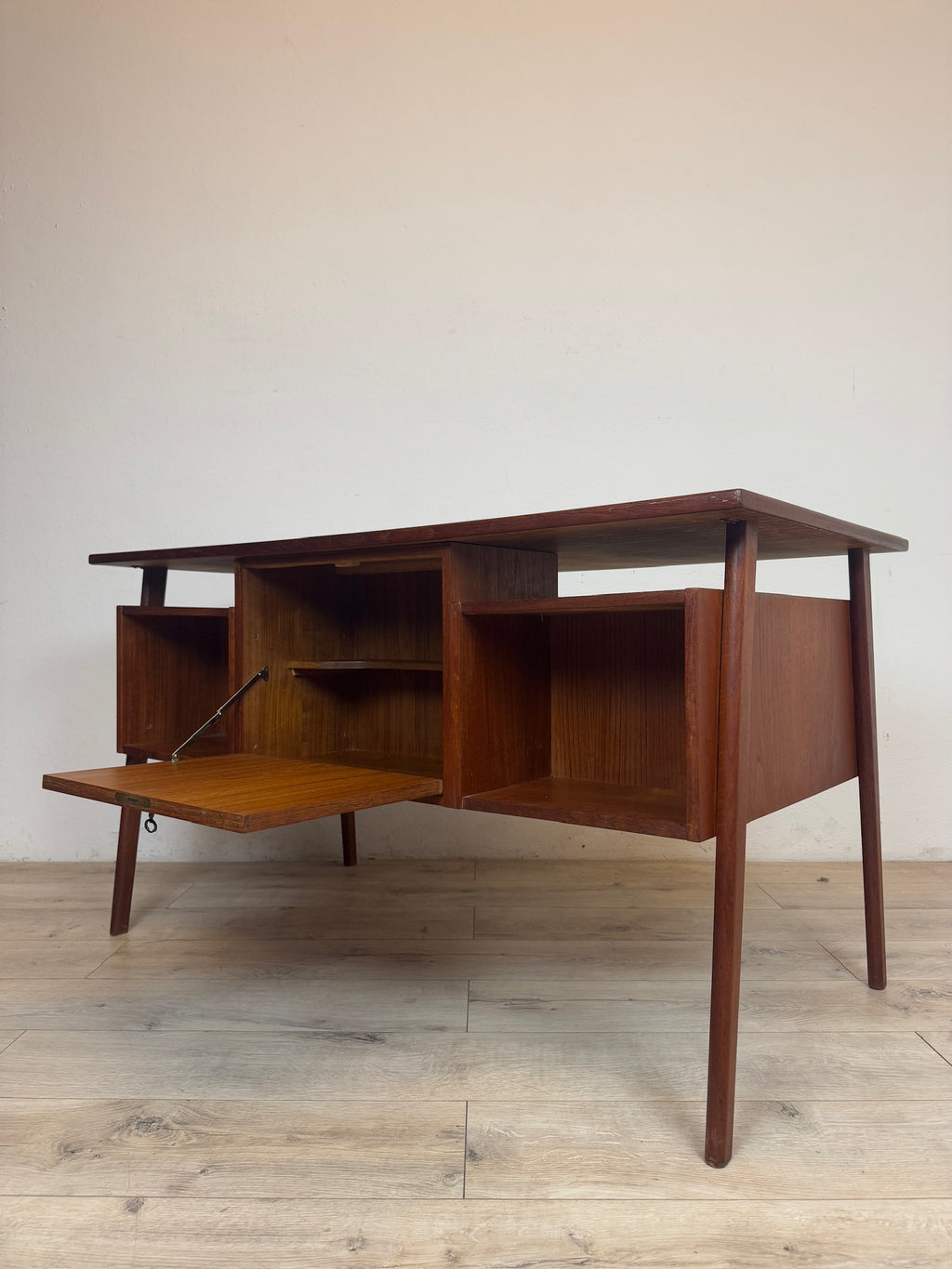 Scrivania danese in teak anni 60