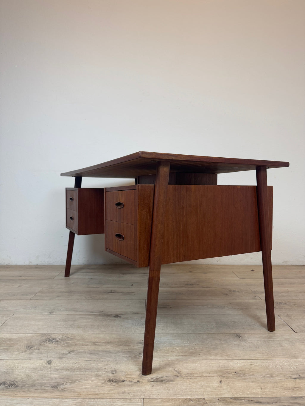 Scrivania danese in teak anni 60