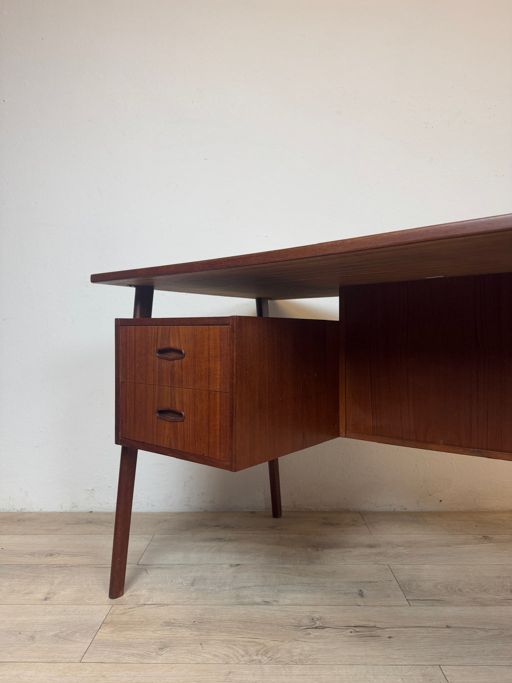 Scrivania danese in teak anni 60