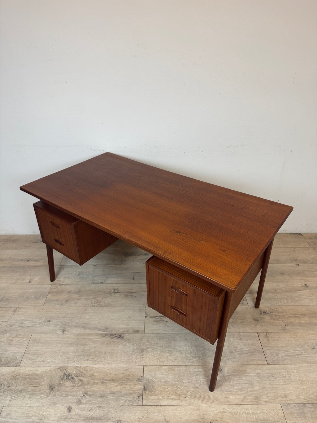 Scrivania danese in teak anni 60