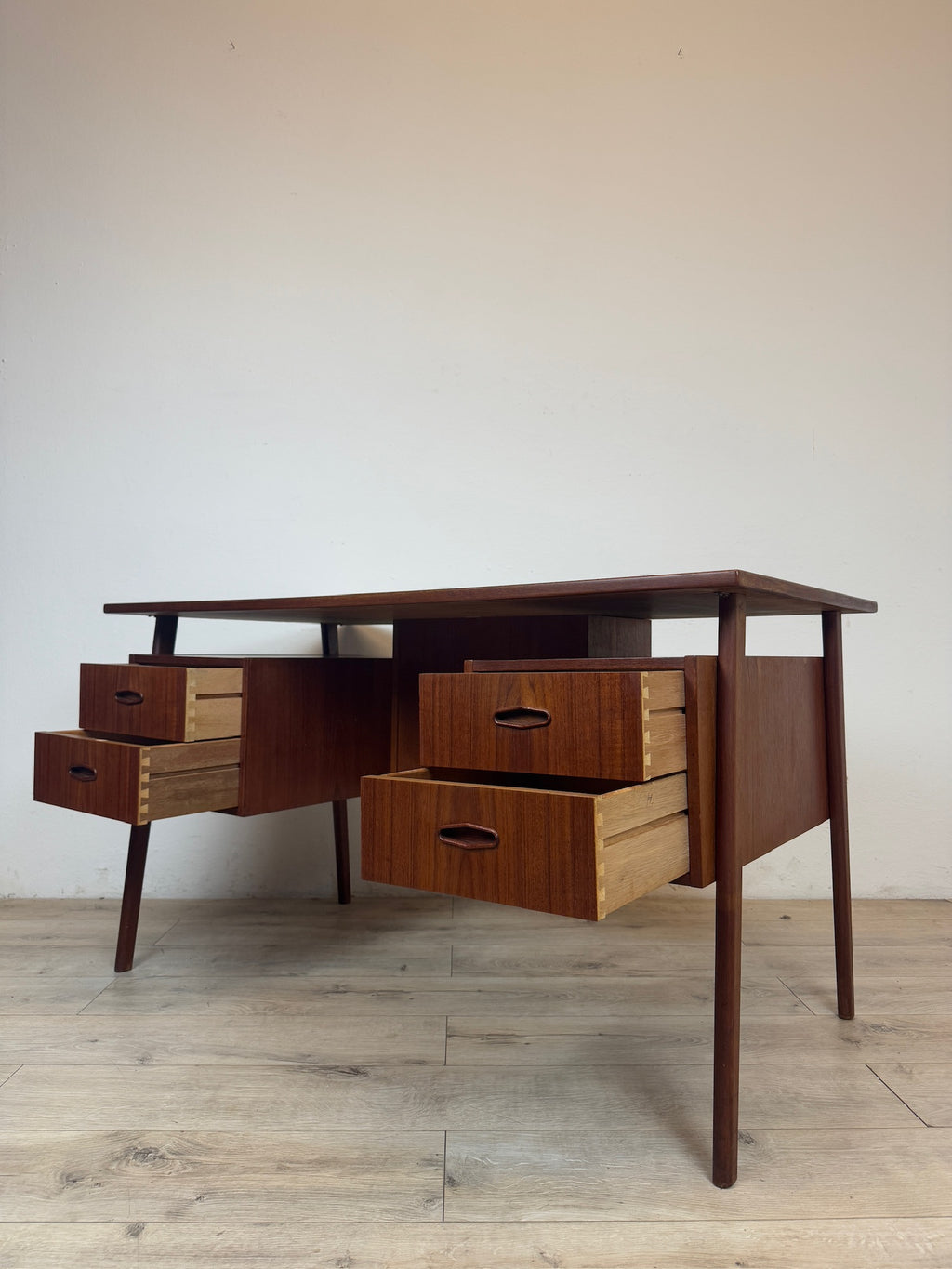 Scrivania danese in teak anni 60
