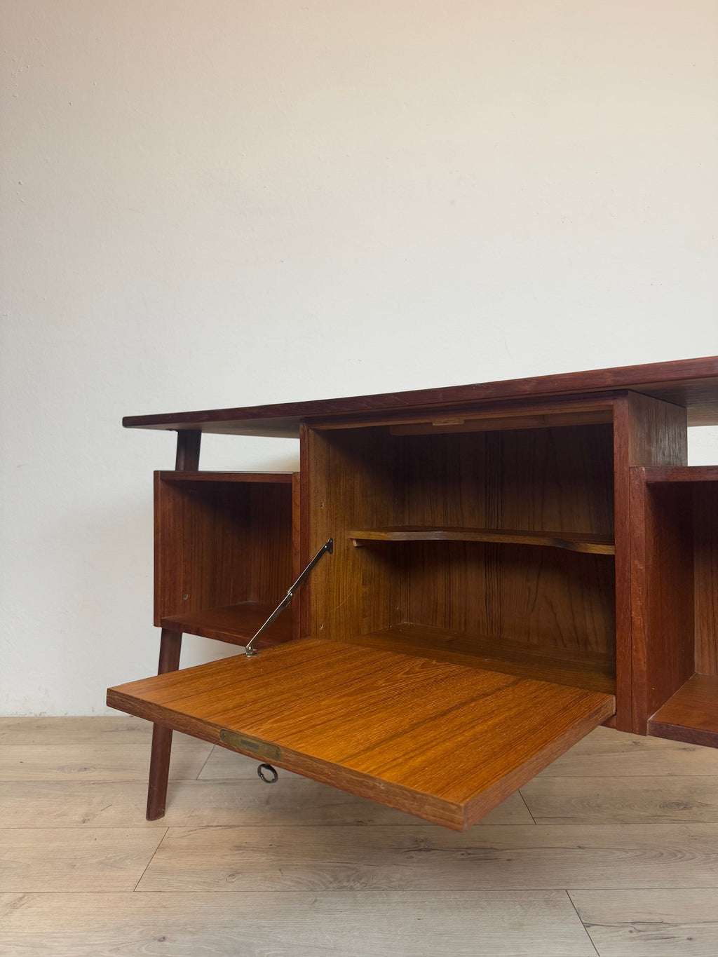 Scrivania danese in teak anni 60
