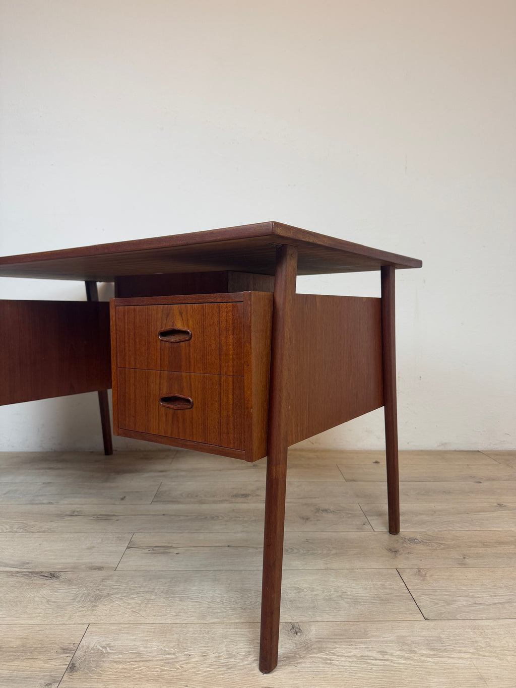 Scrivania danese in teak anni 60