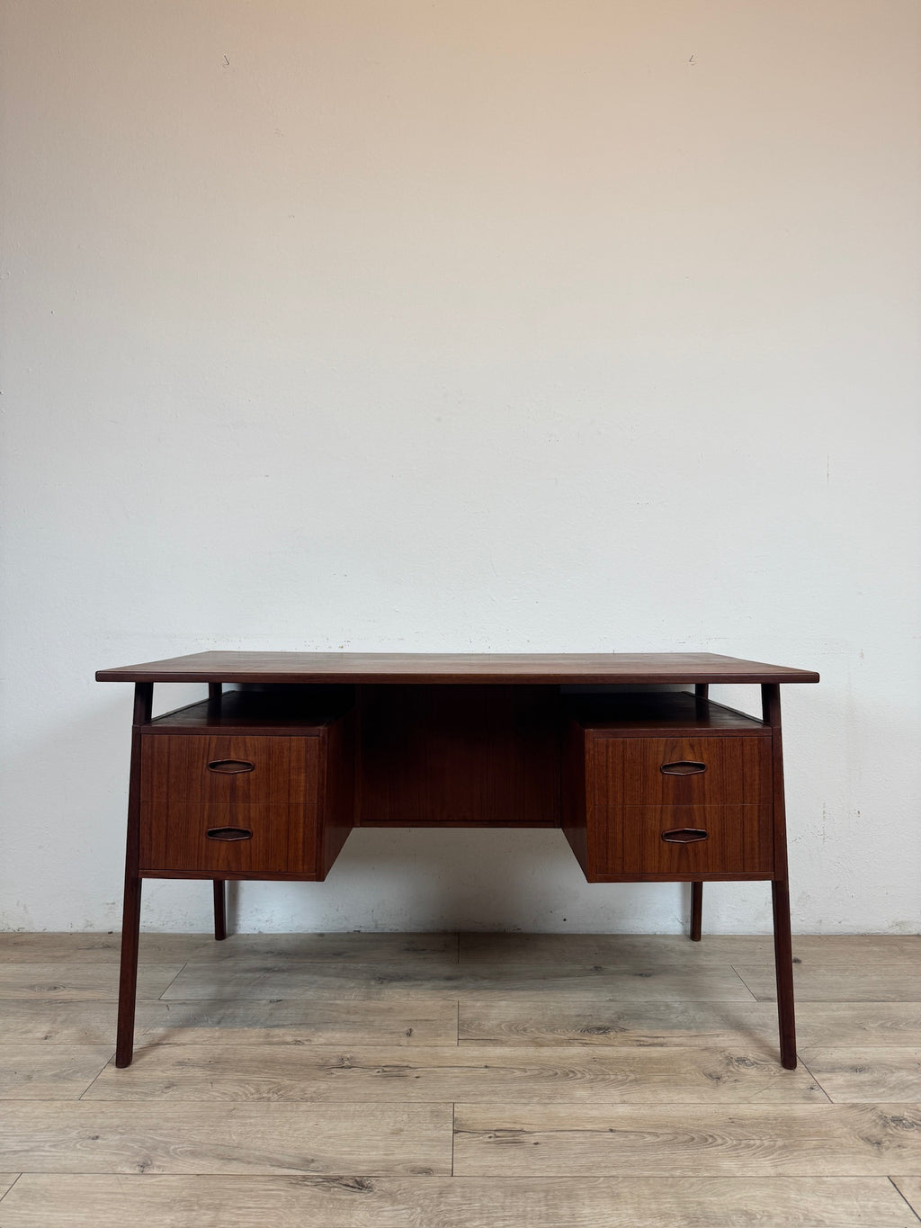 Scrivania danese in teak anni 60