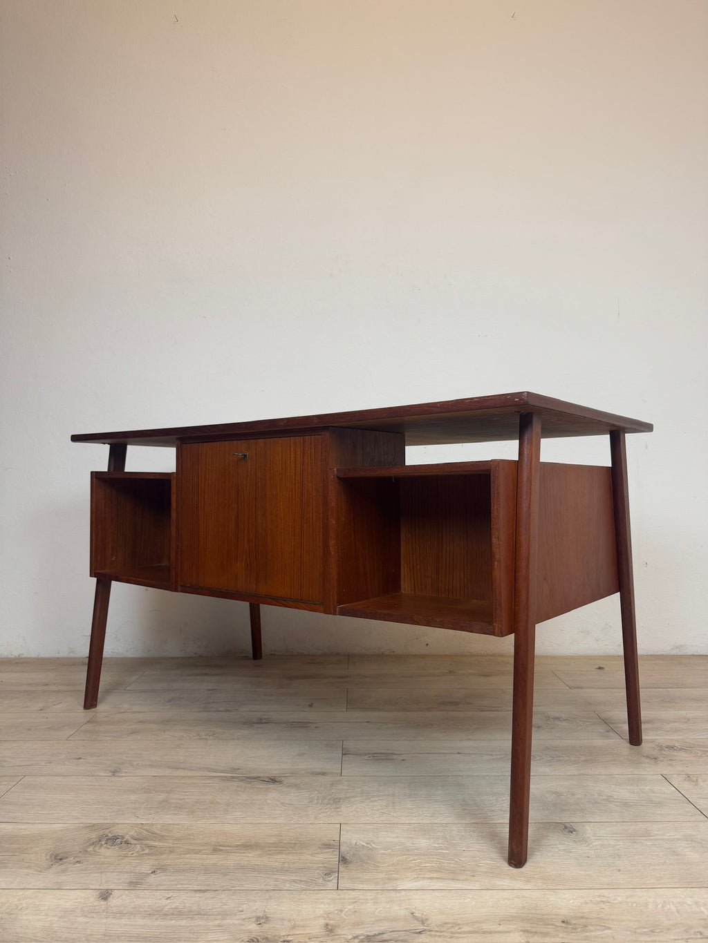 Scrivania danese in teak anni 60