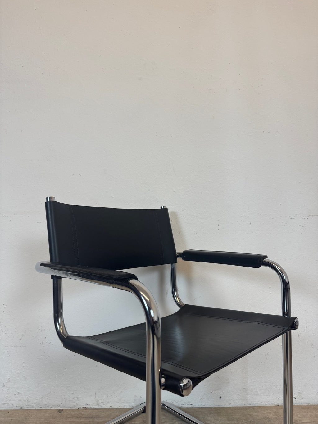 Sedie anni 70, Acciaio e pelle
