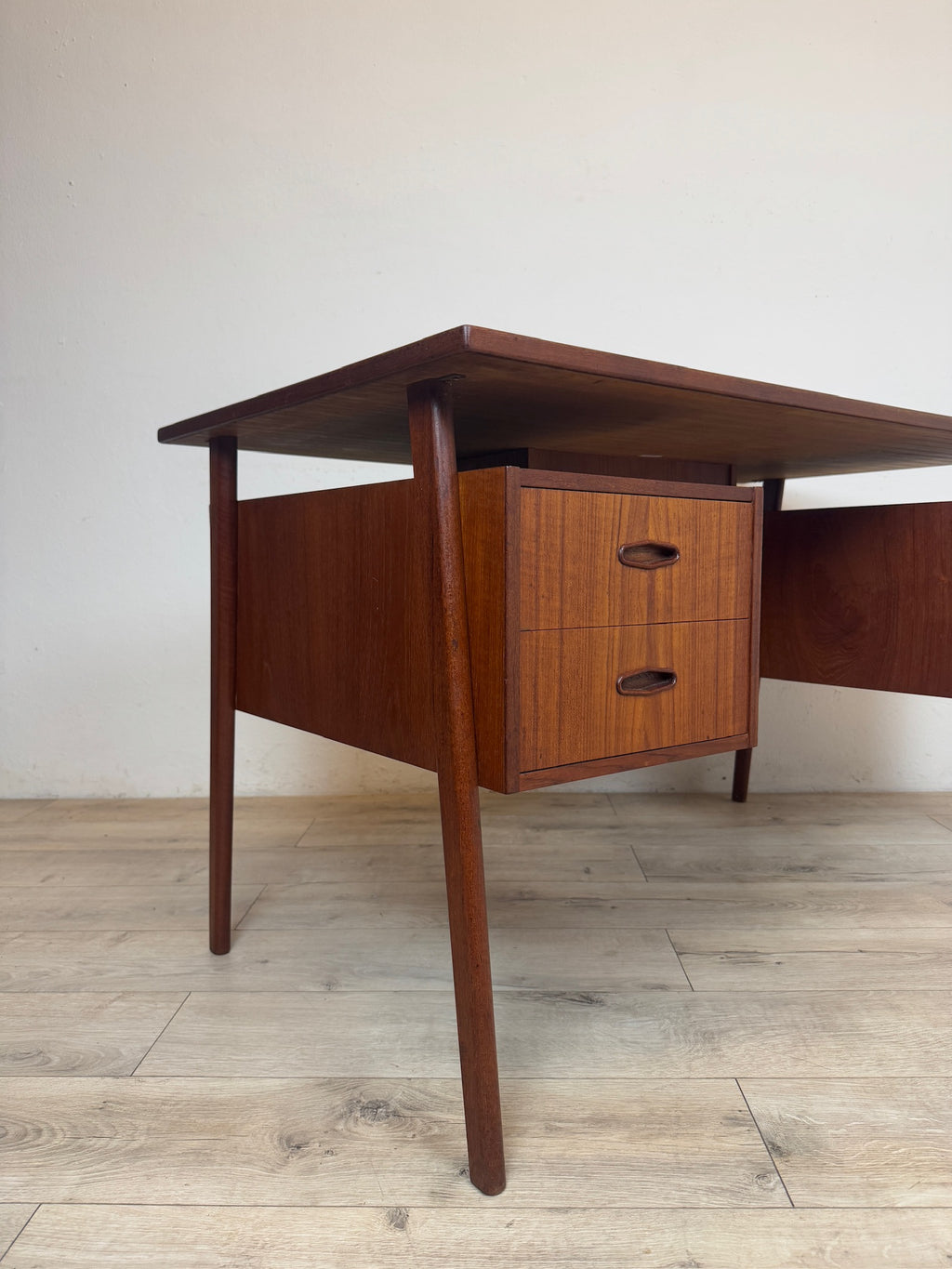 Scrivania danese in teak anni 60