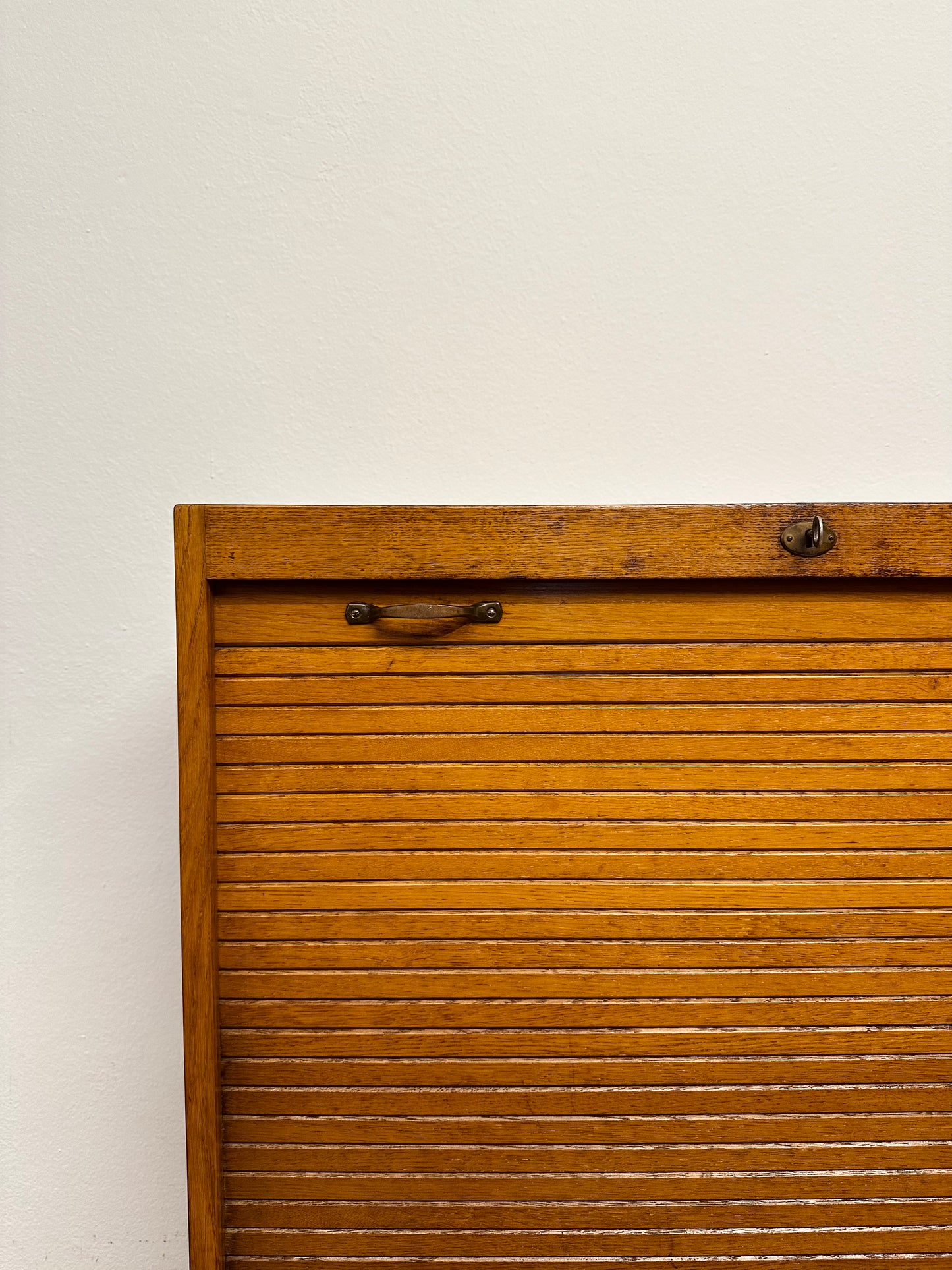 Mobile a serrandina verticale anni 60