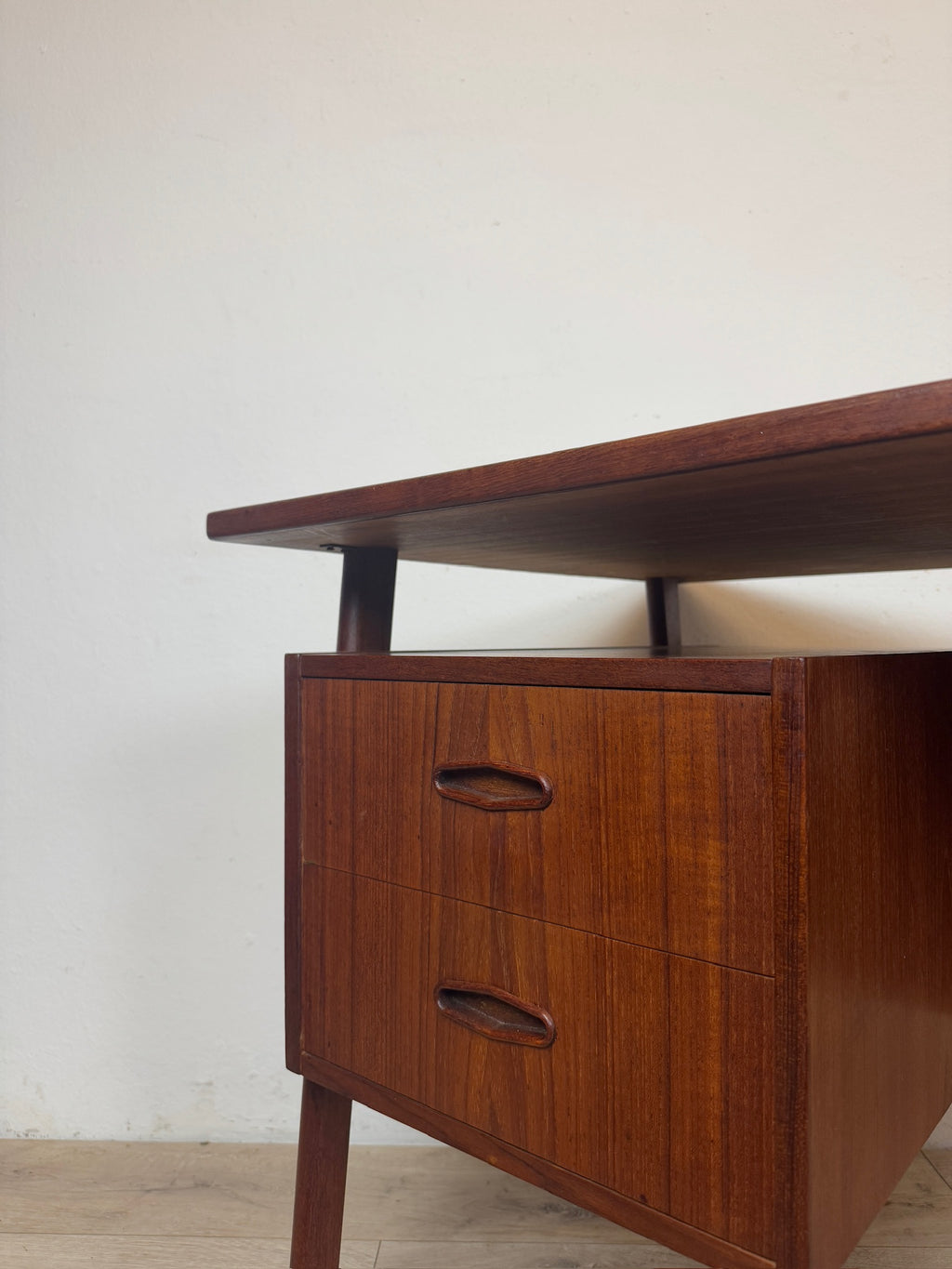 Scrivania danese in teak anni 60