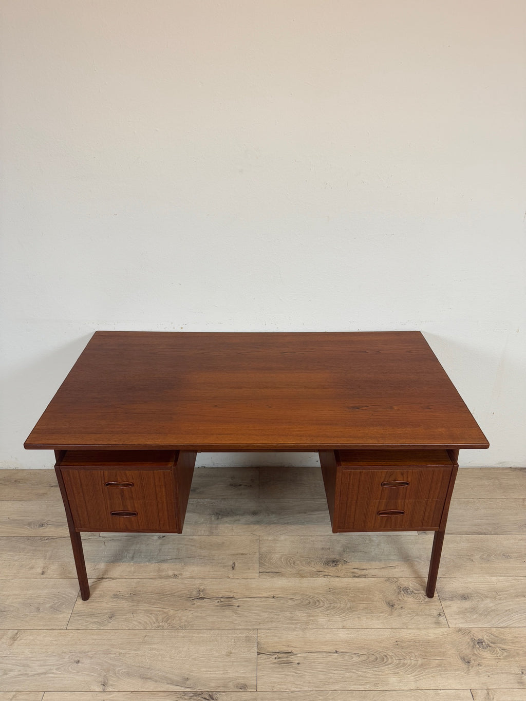 Scrivania danese in teak anni 60