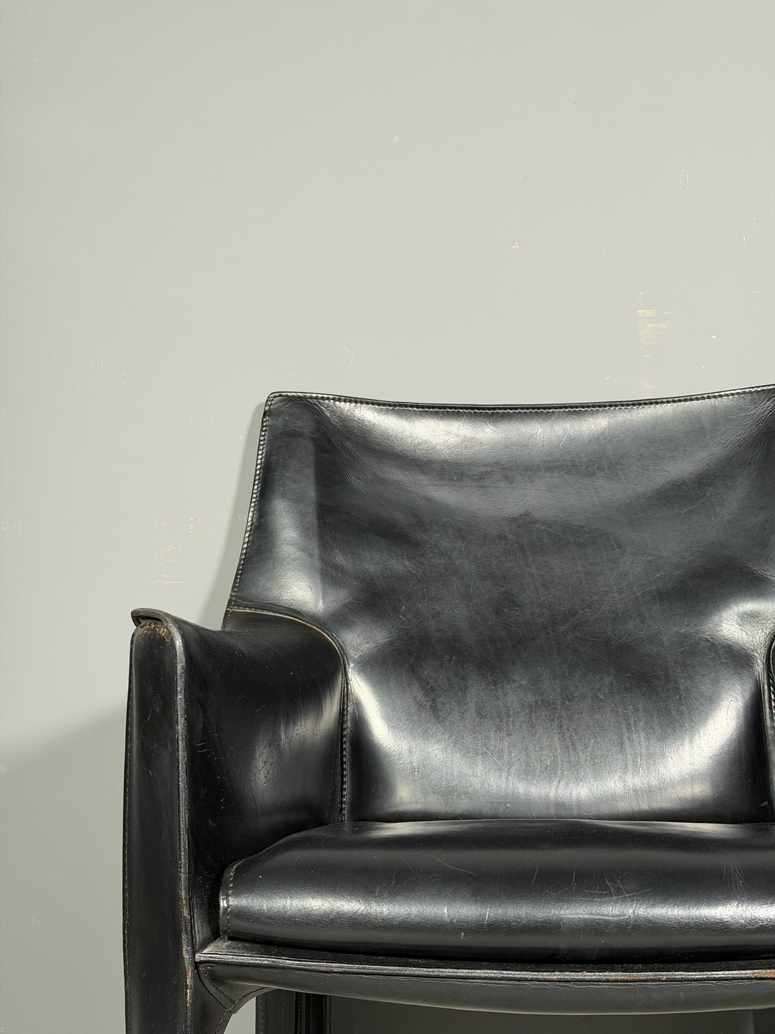 Poltrona in pelle modello "Cab 414"