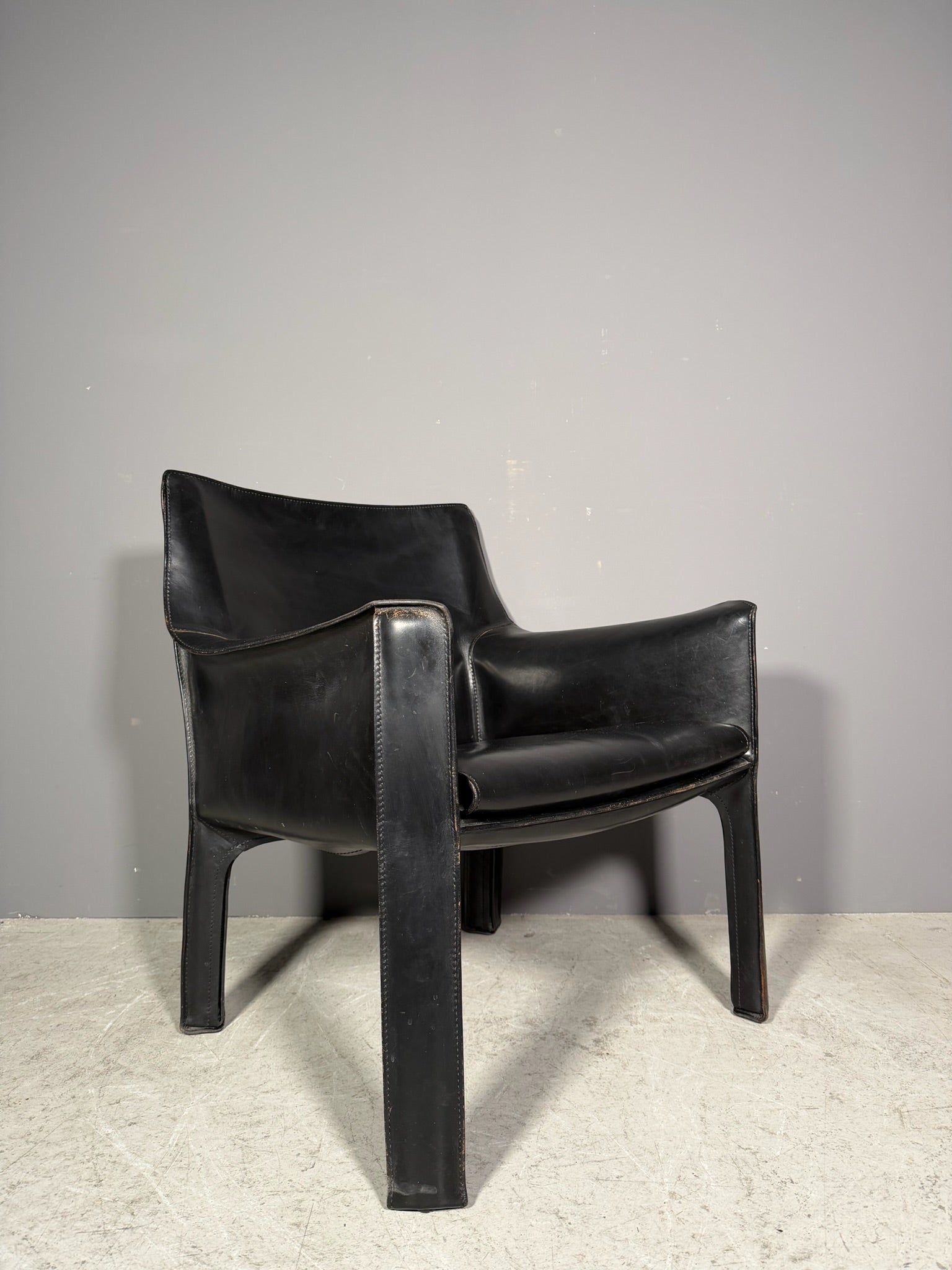 Poltrona in pelle modello "Cab 414"