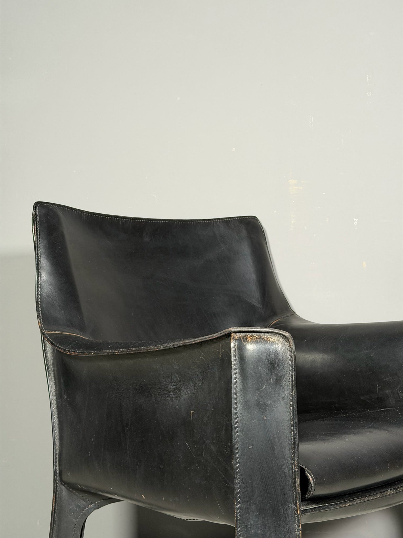 Poltrona in pelle modello "Cab 414"