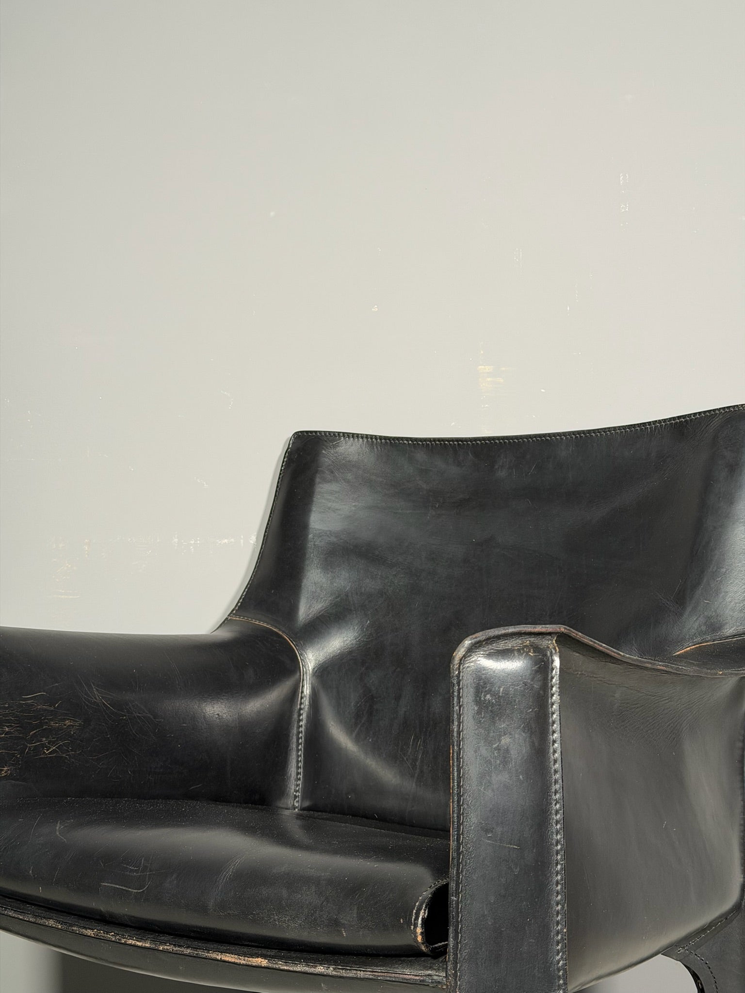 Poltrona in pelle modello "Cab 414"