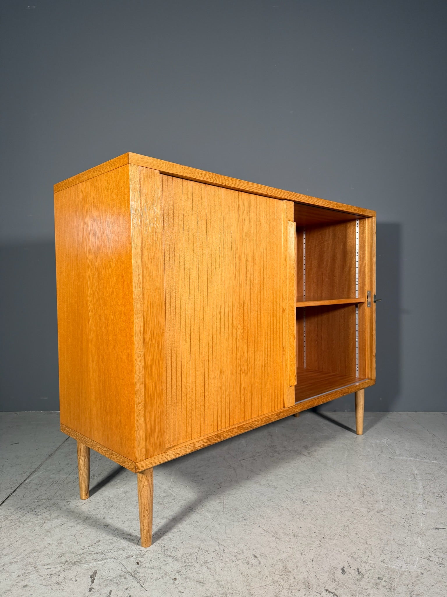 Sideboard con serrandina laterale