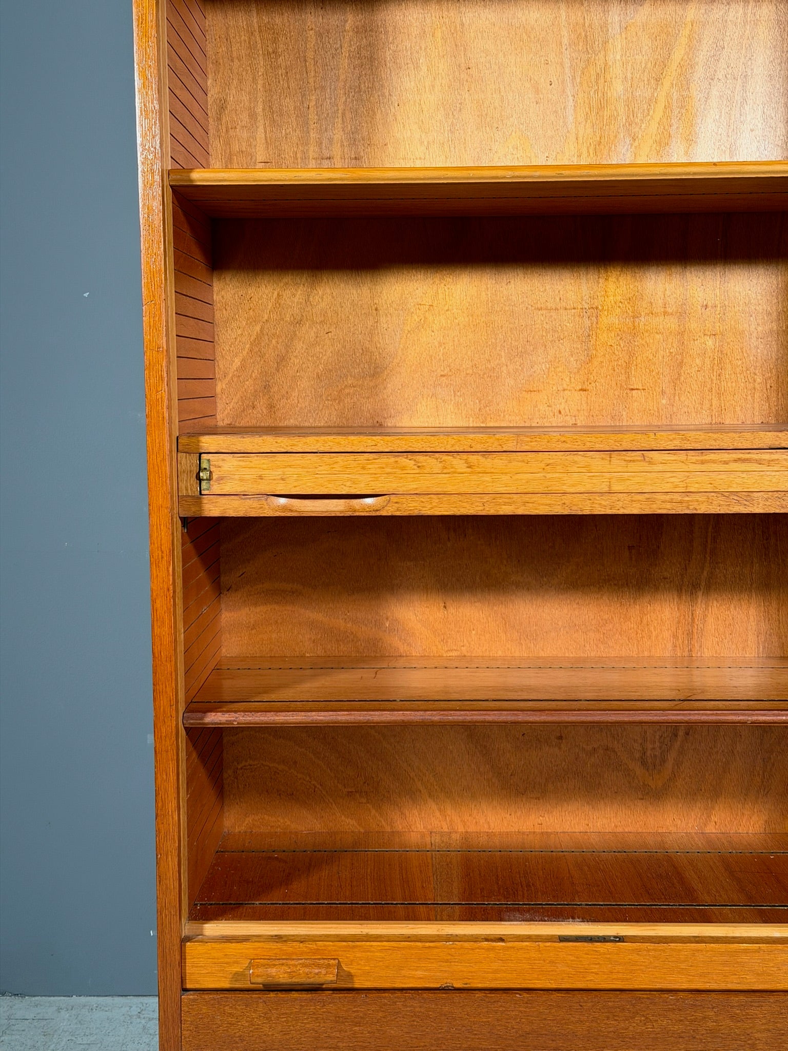 Mobile a serrandina con scrivania