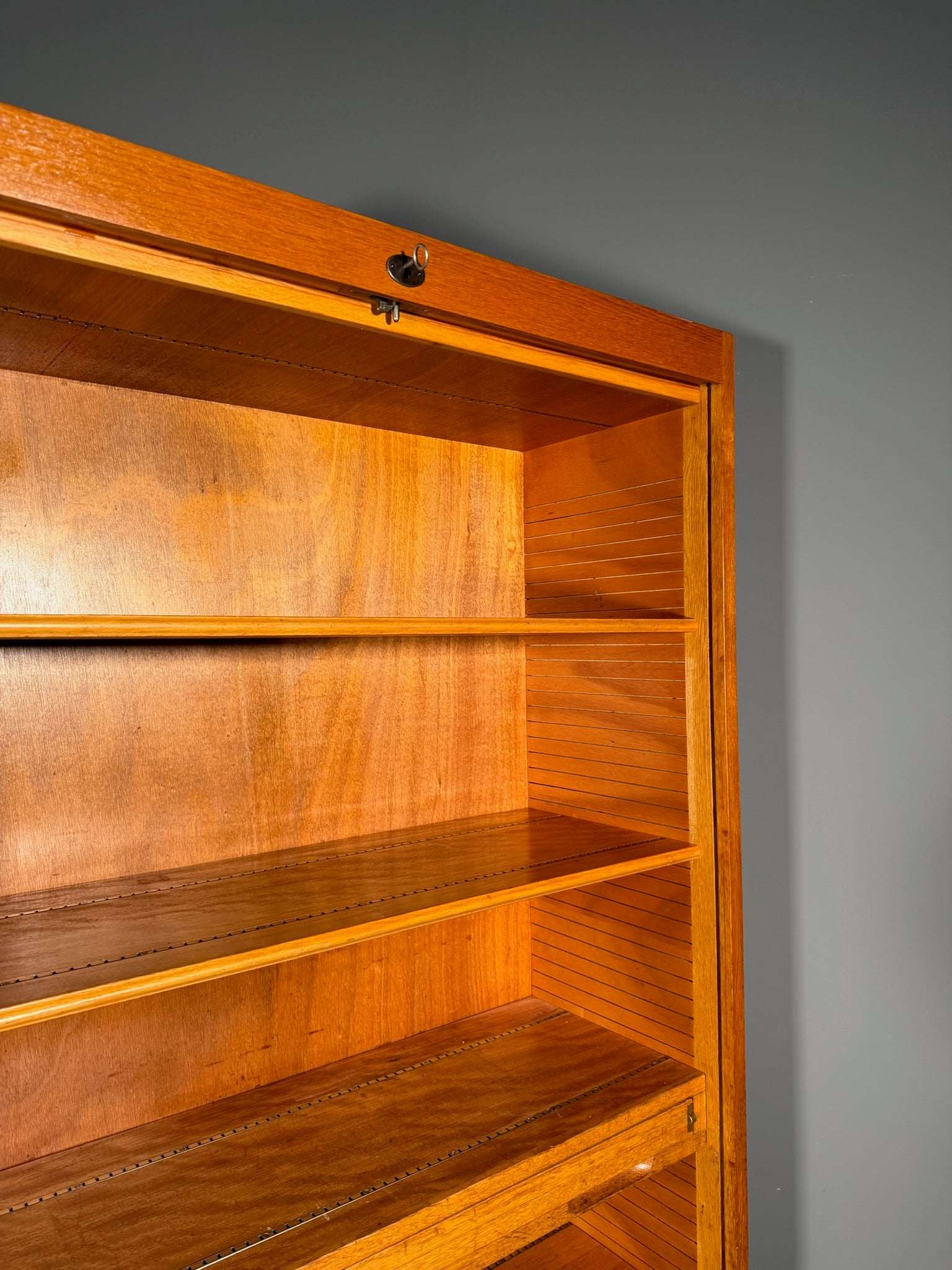 Mobile a serrandina con scrivania