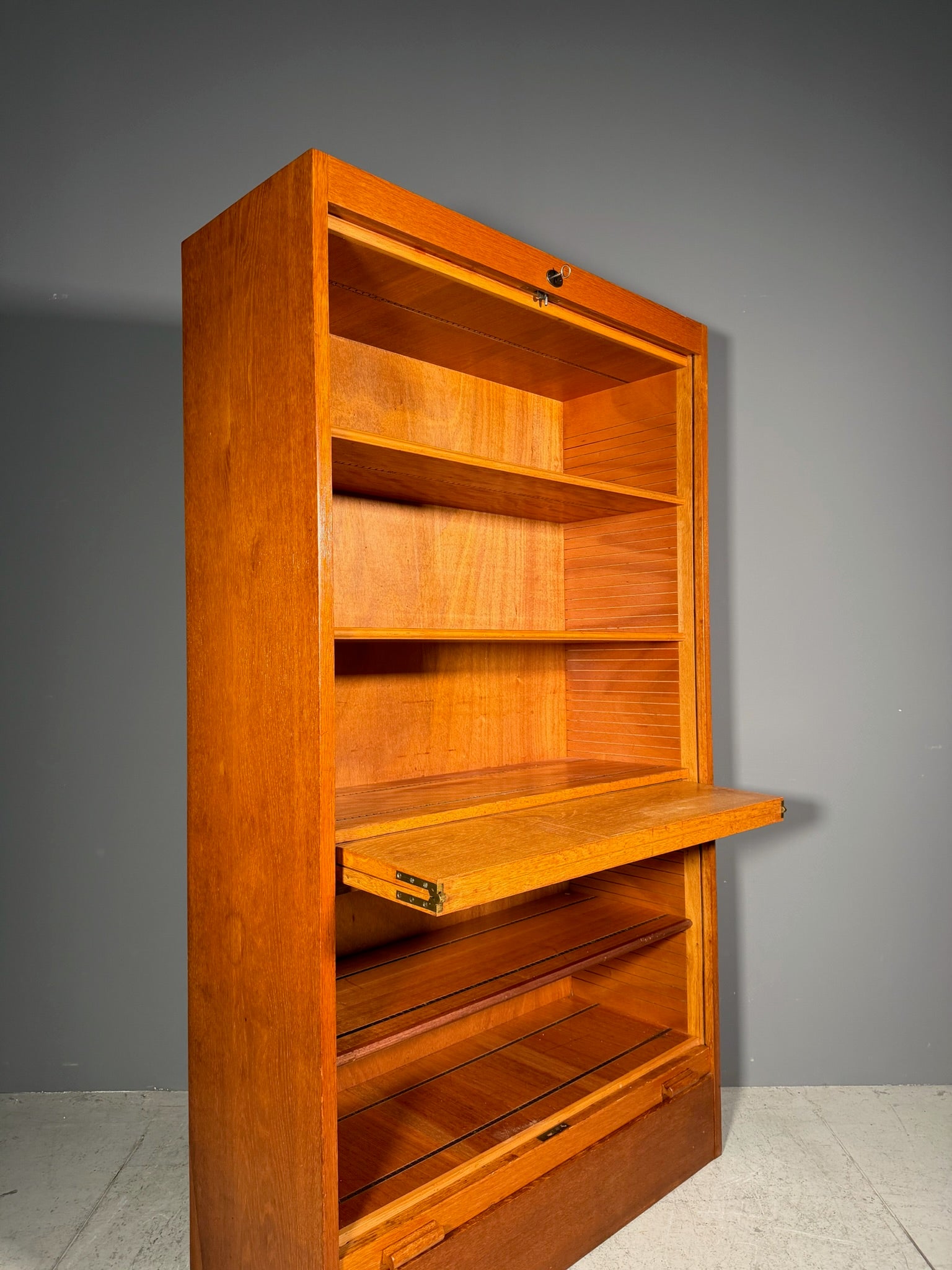 Mobile a serrandina con scrivania