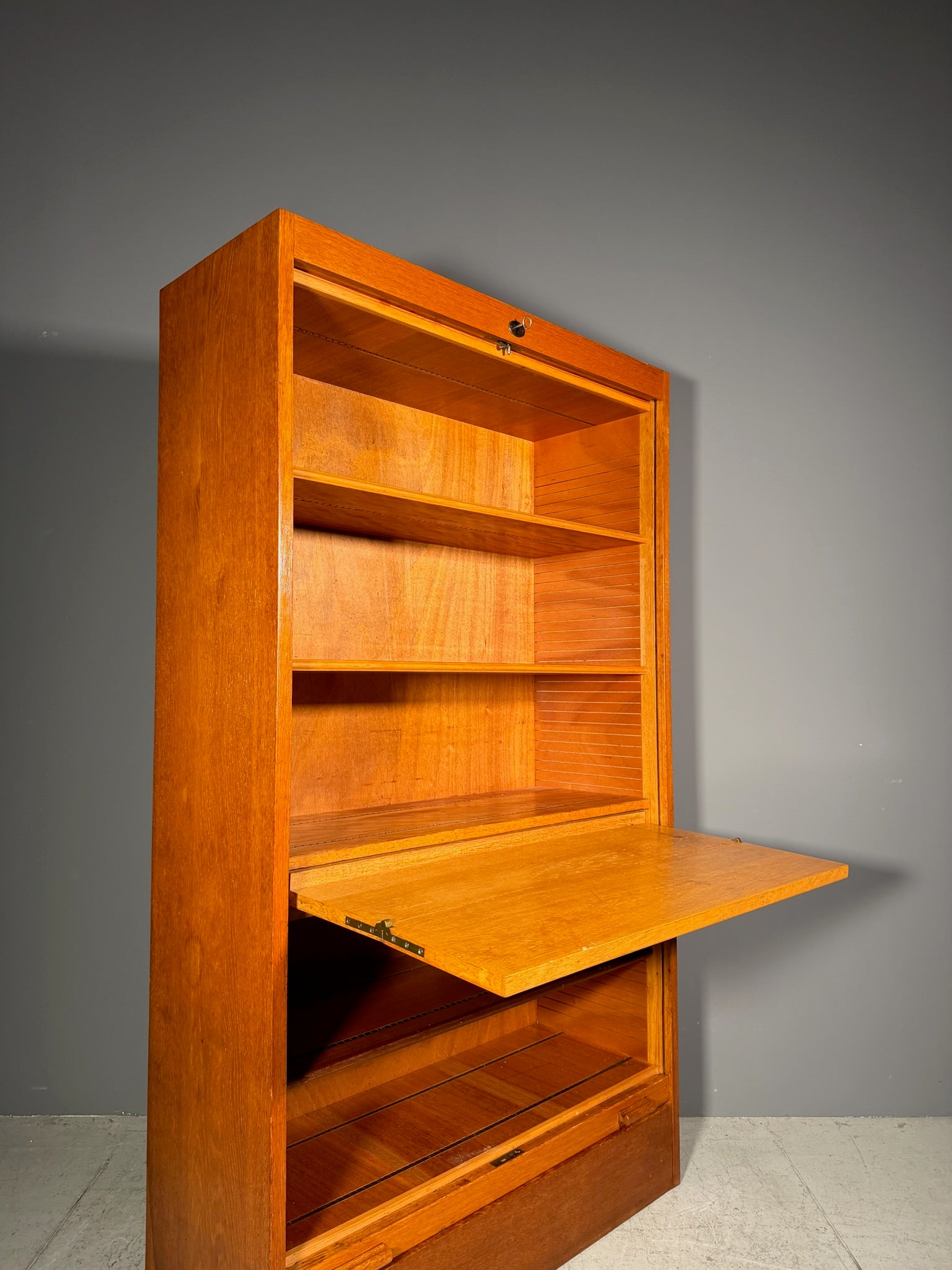 Mobile a serrandina con scrivania