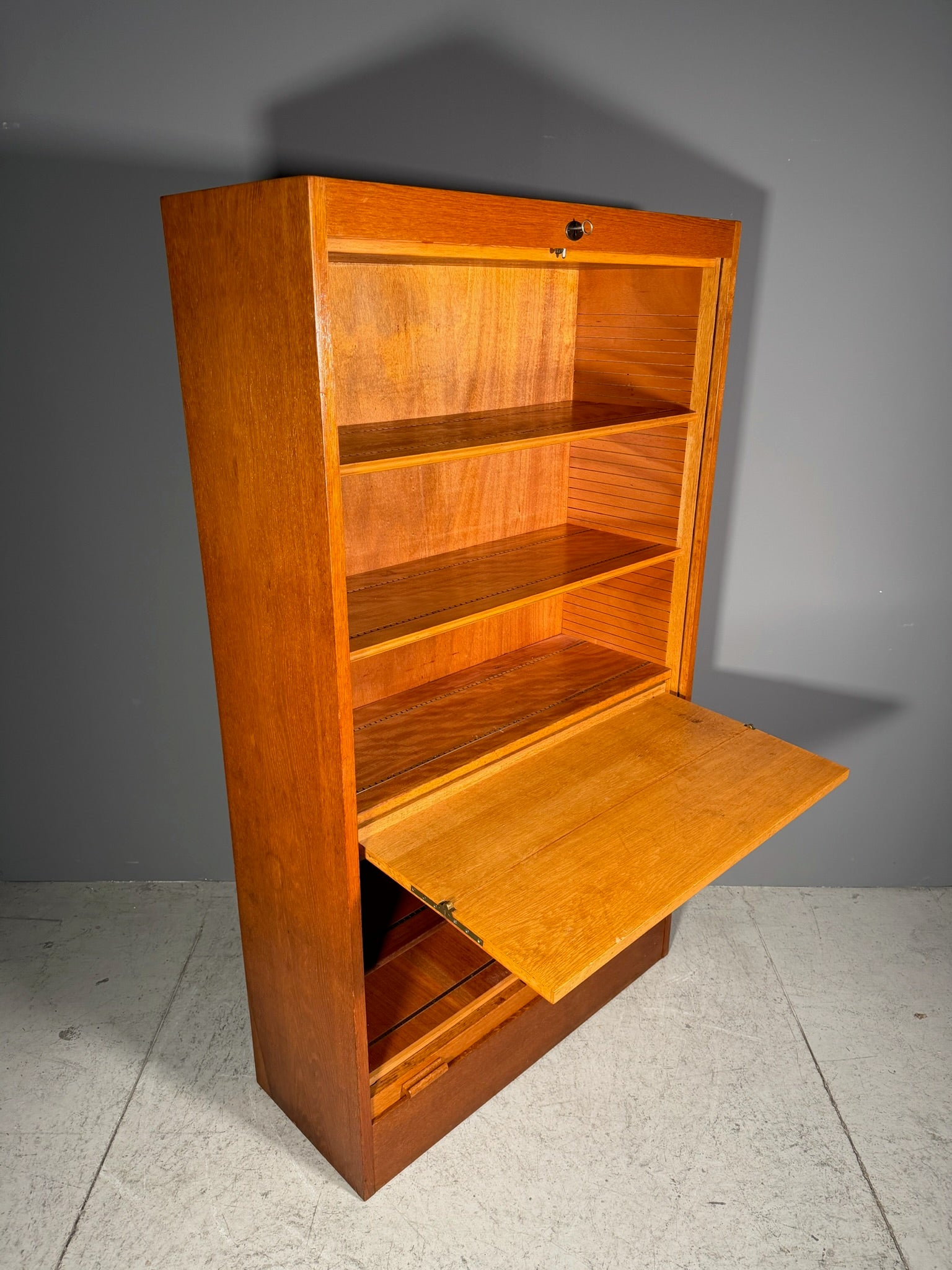 Mobile a serrandina con scrivania