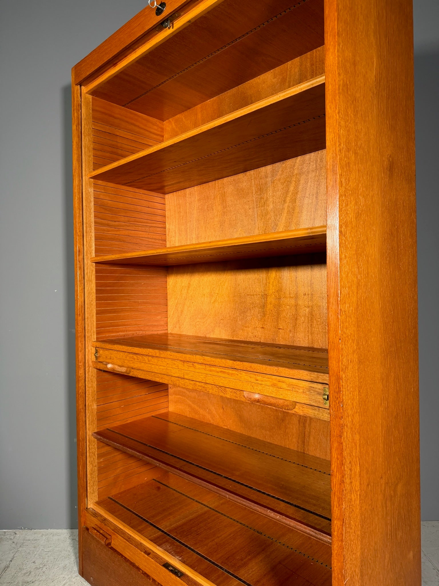 Mobile a serrandina con scrivania