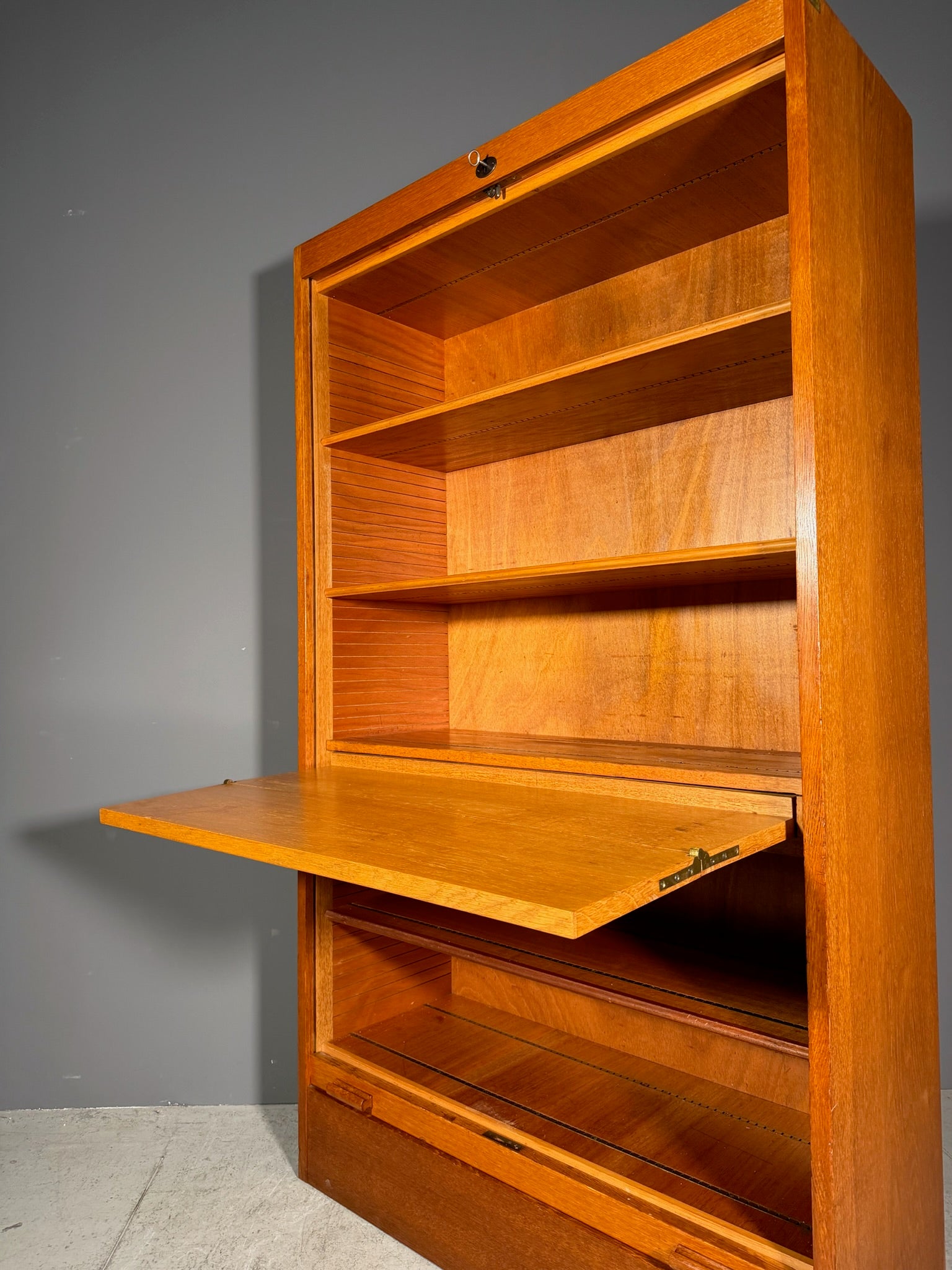 Mobile a serrandina con scrivania