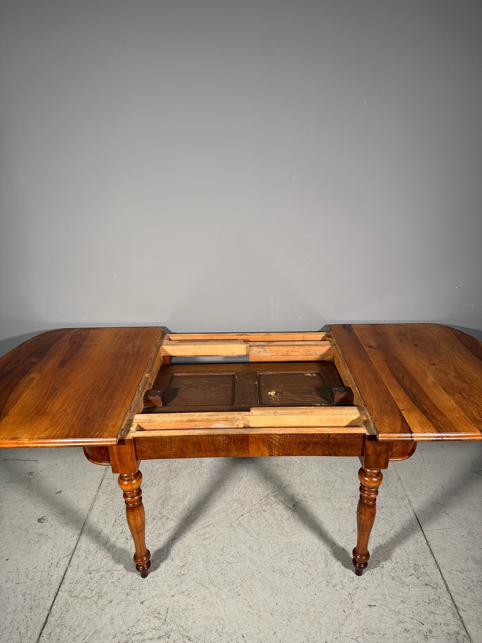 Tavolo allungabile in noce