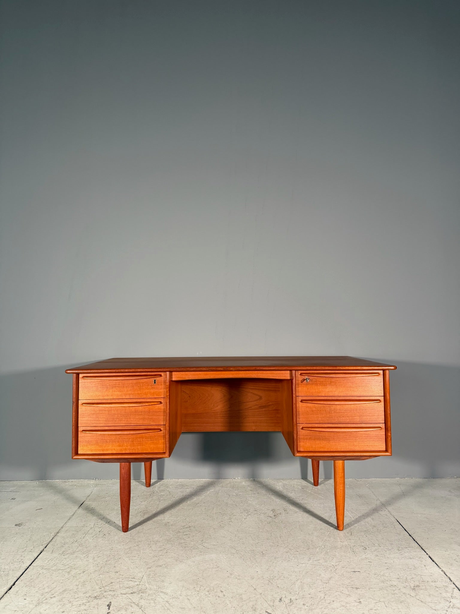 Scrivania in teak Anni 60