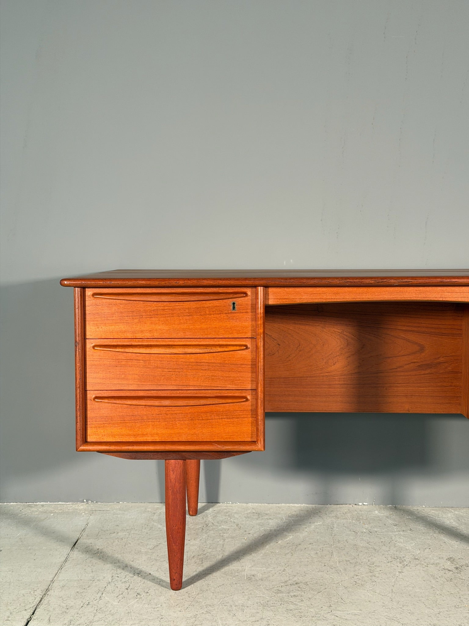 Scrivania in teak Anni 60