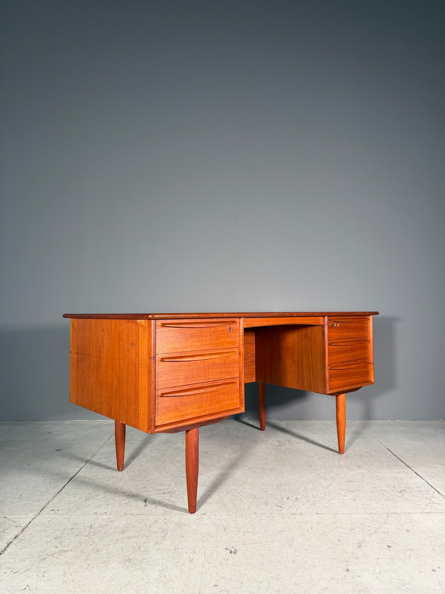 Scrivania in teak Anni 60