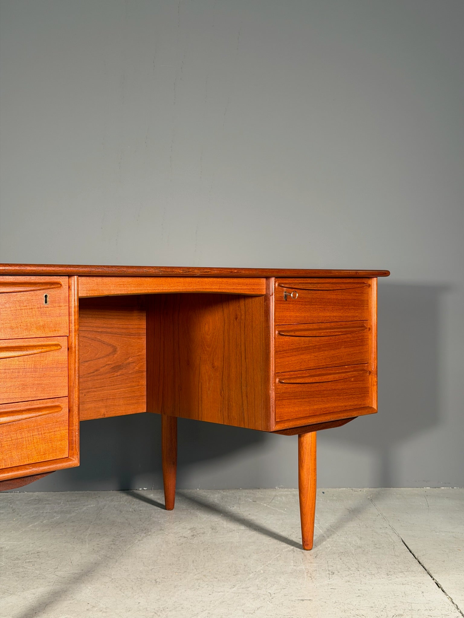 Scrivania in teak Anni 60