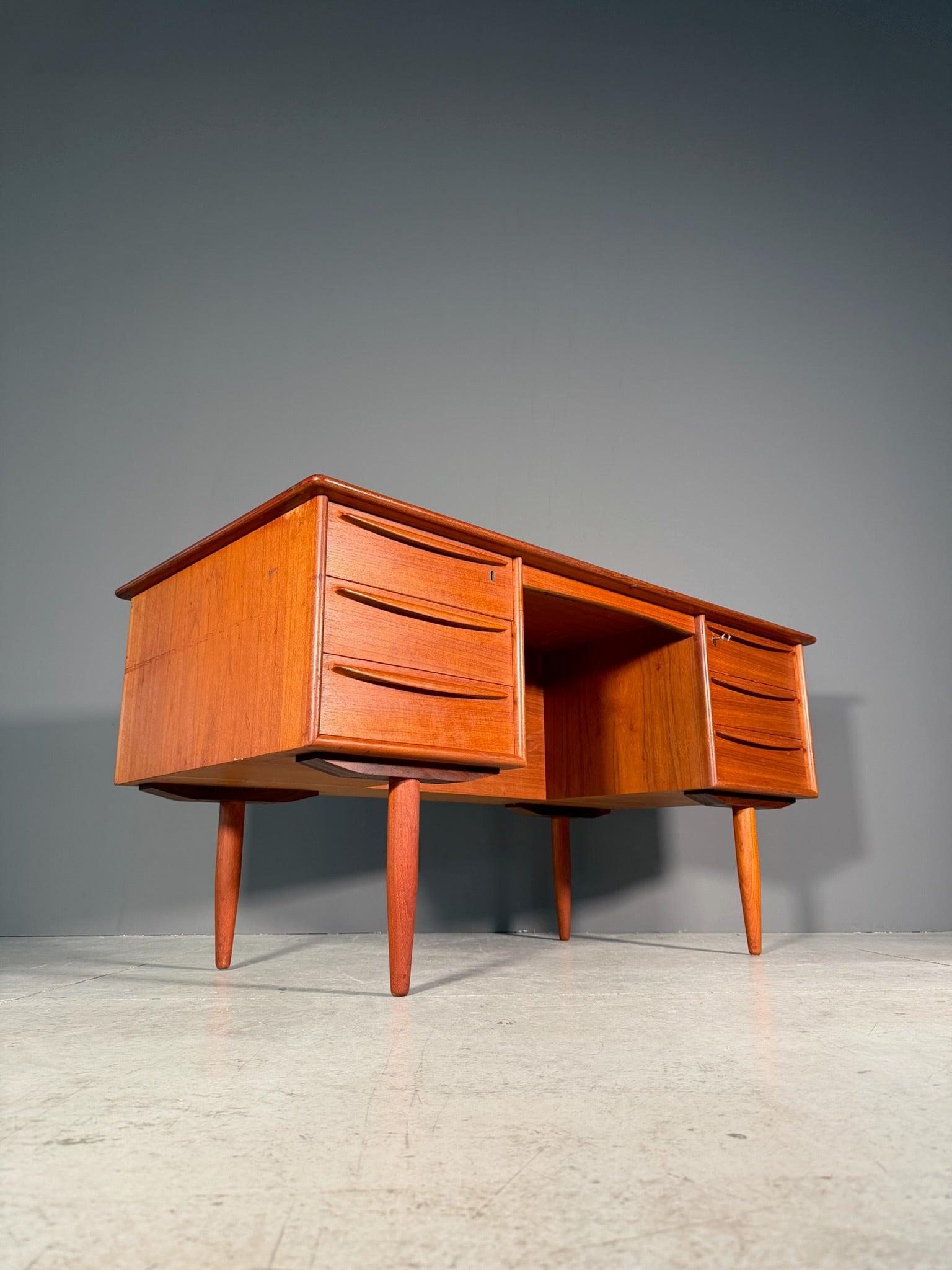 Scrivania in teak Anni 60