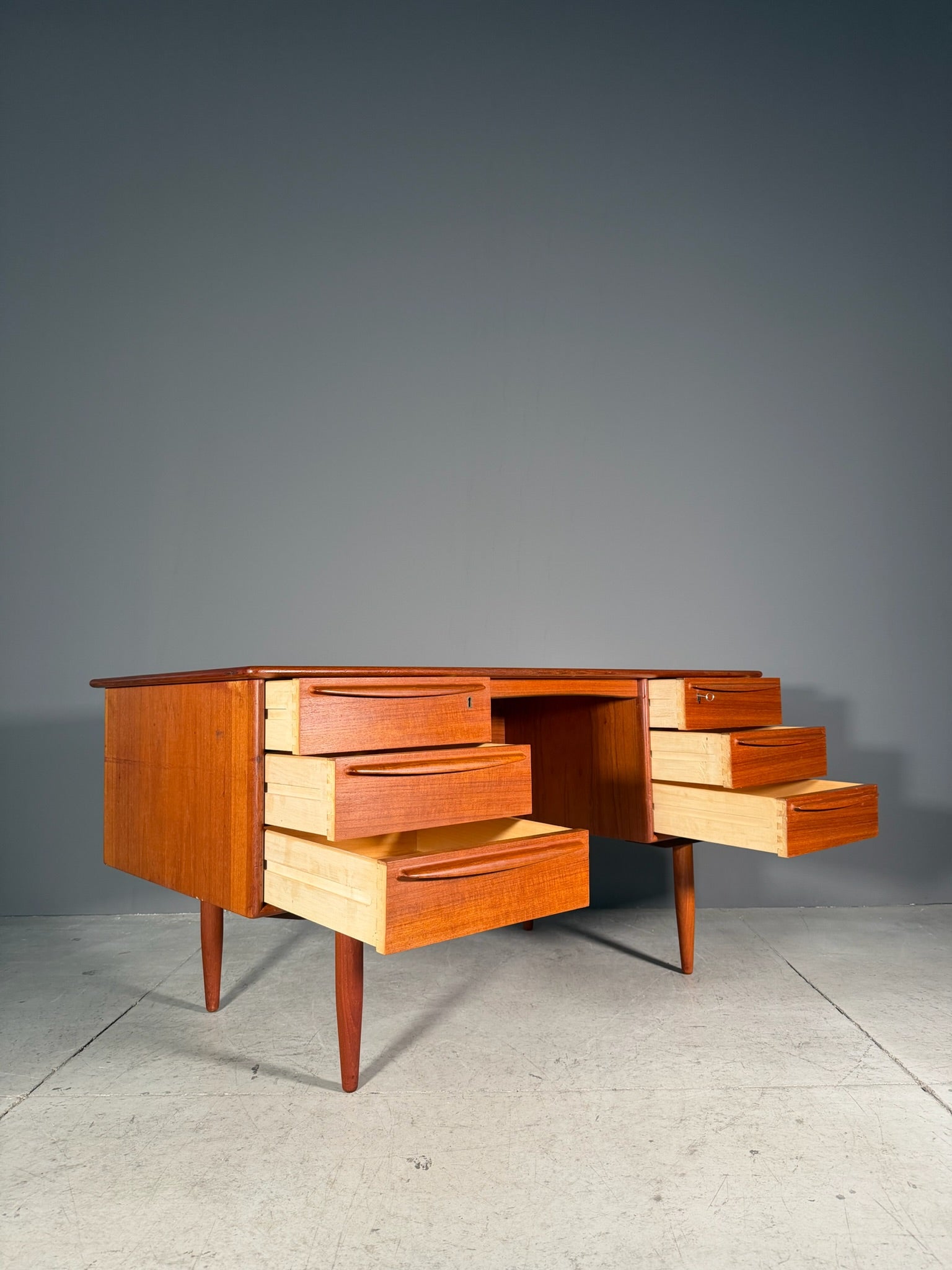 Scrivania in teak Anni 60