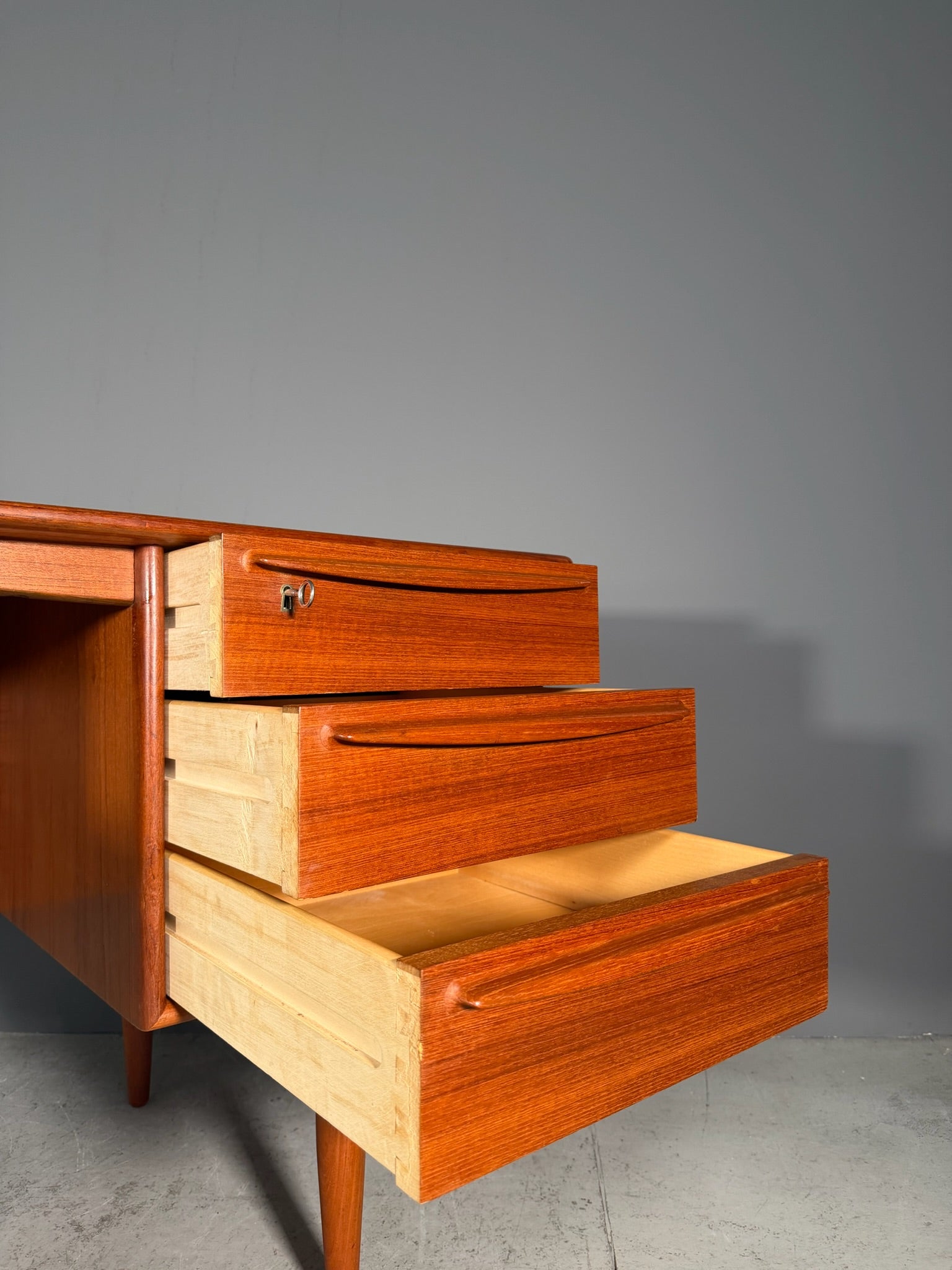 Scrivania in teak Anni 60