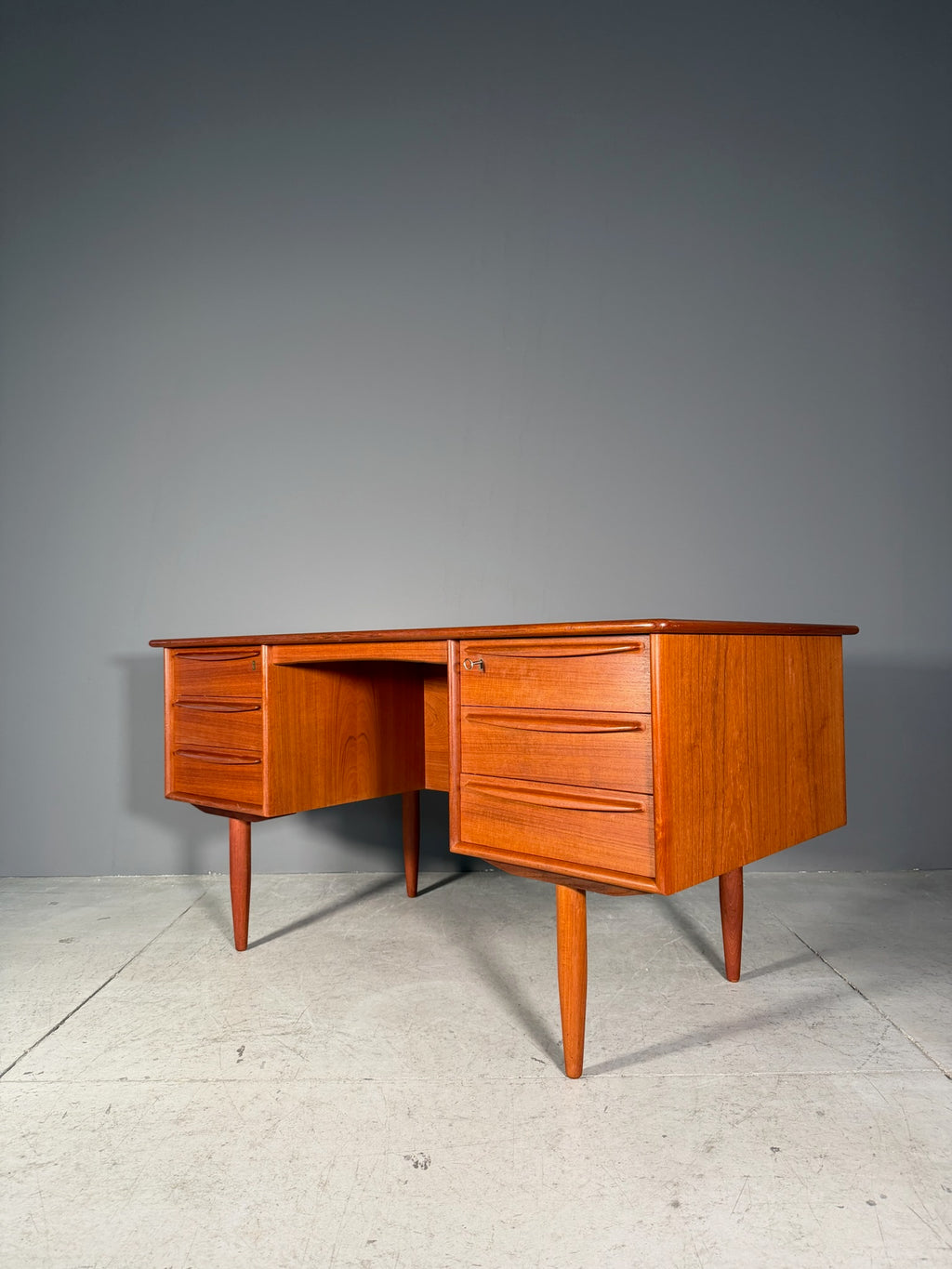 Scrivania in teak Anni 60