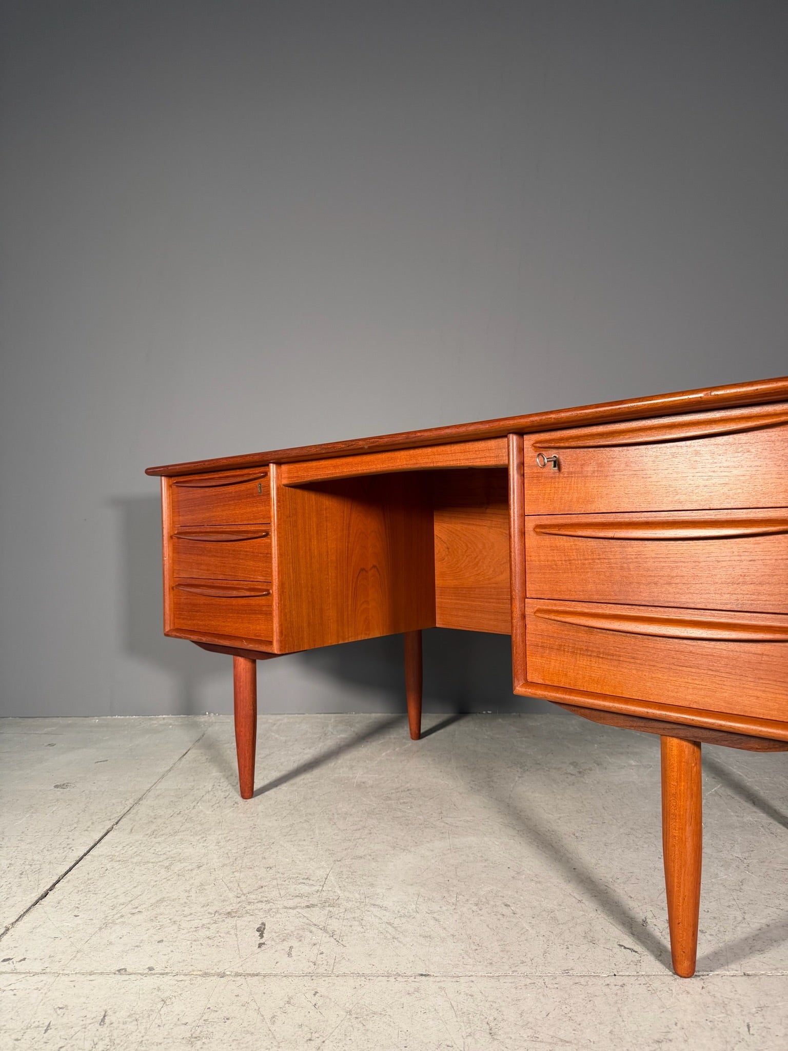 Scrivania in teak Anni 60