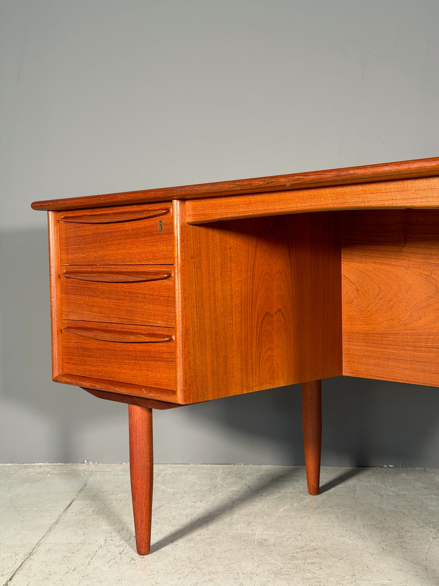 Scrivania in teak Anni 60