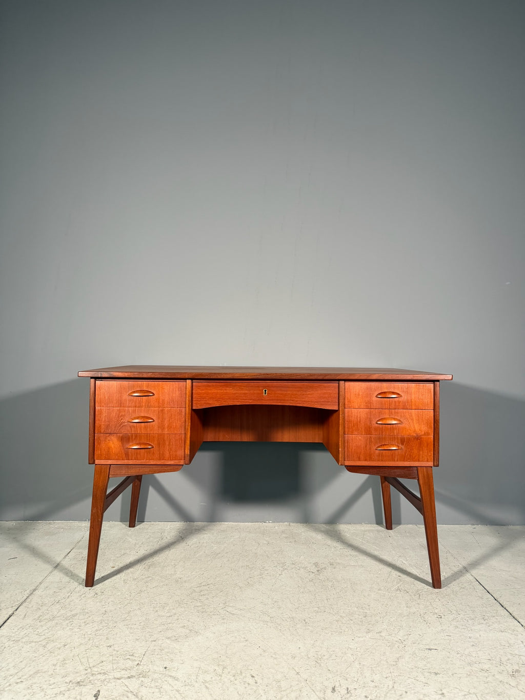 Scrivania in teak anni 60
