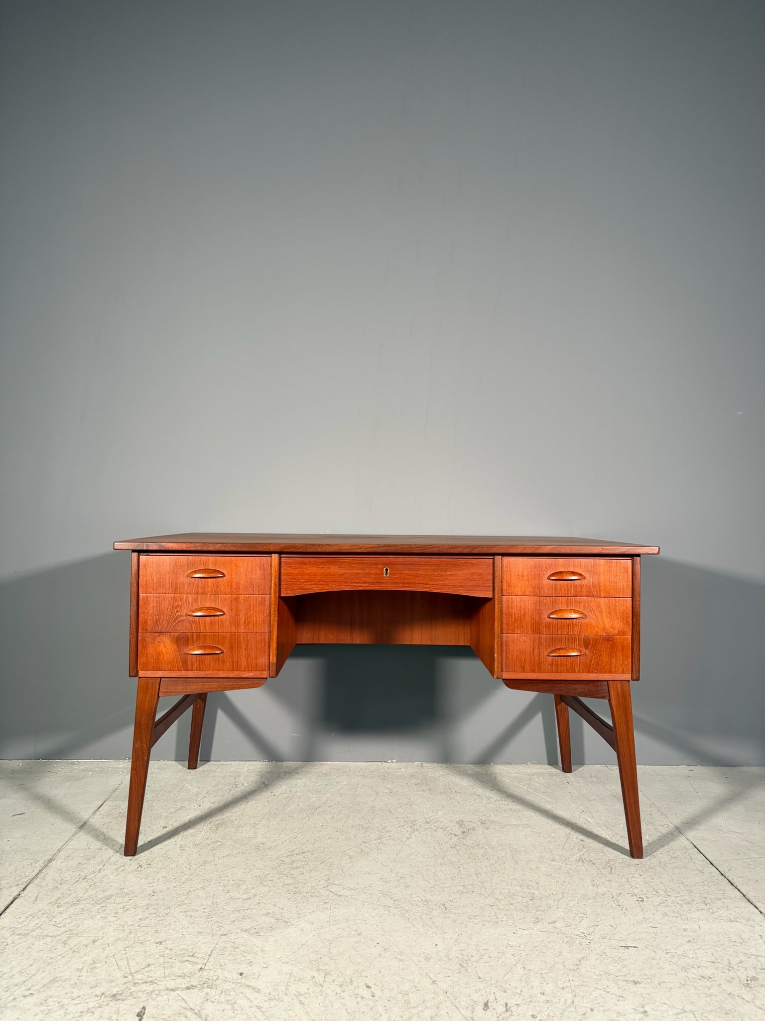 Scrivania in teak anni 60