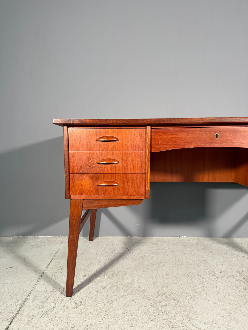 Scrivania in teak anni 60