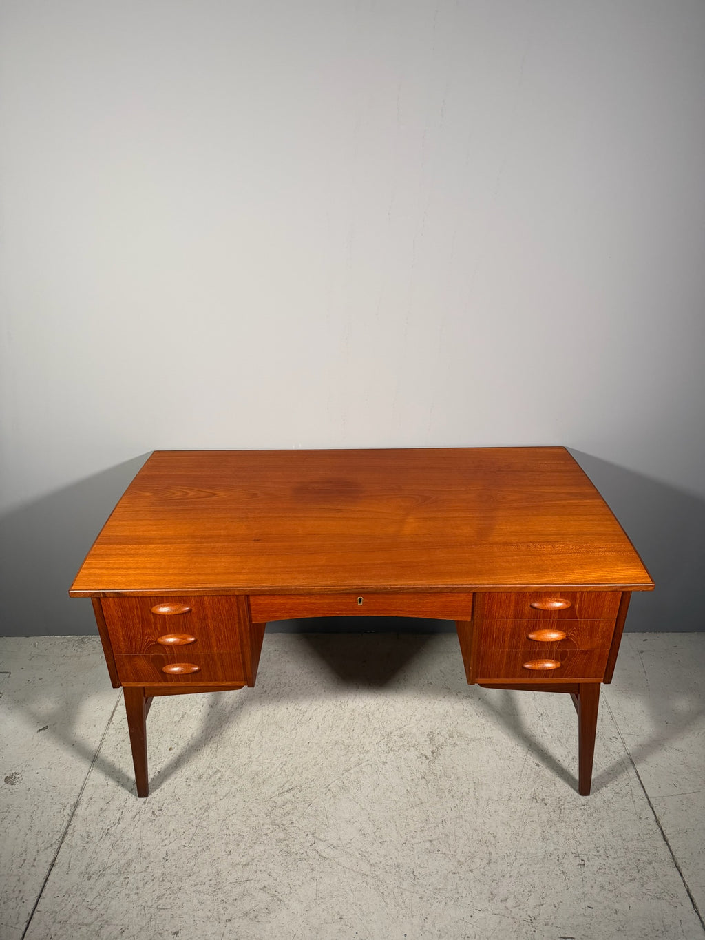 Scrivania in teak anni 60