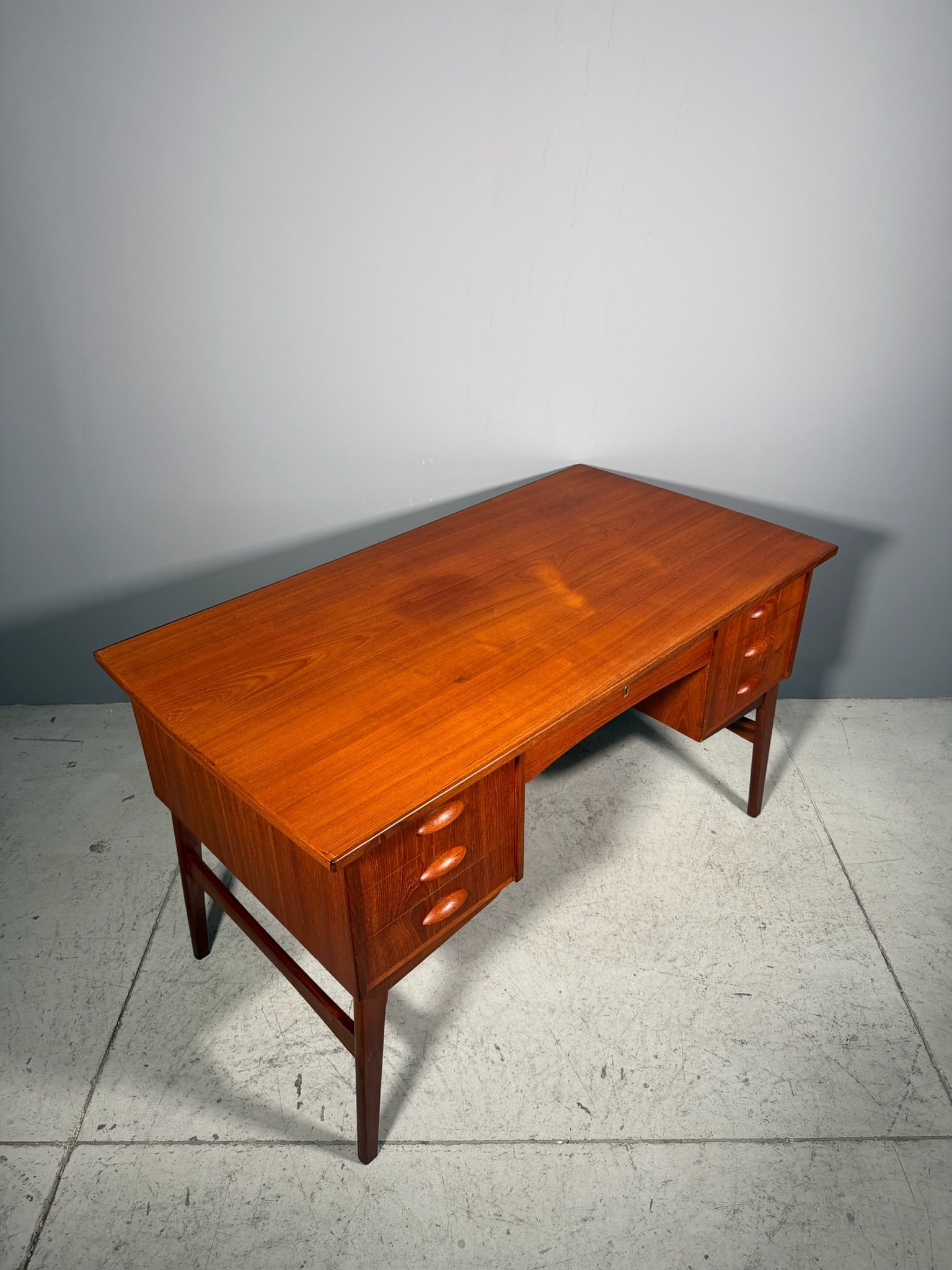 Scrivania in teak anni 60